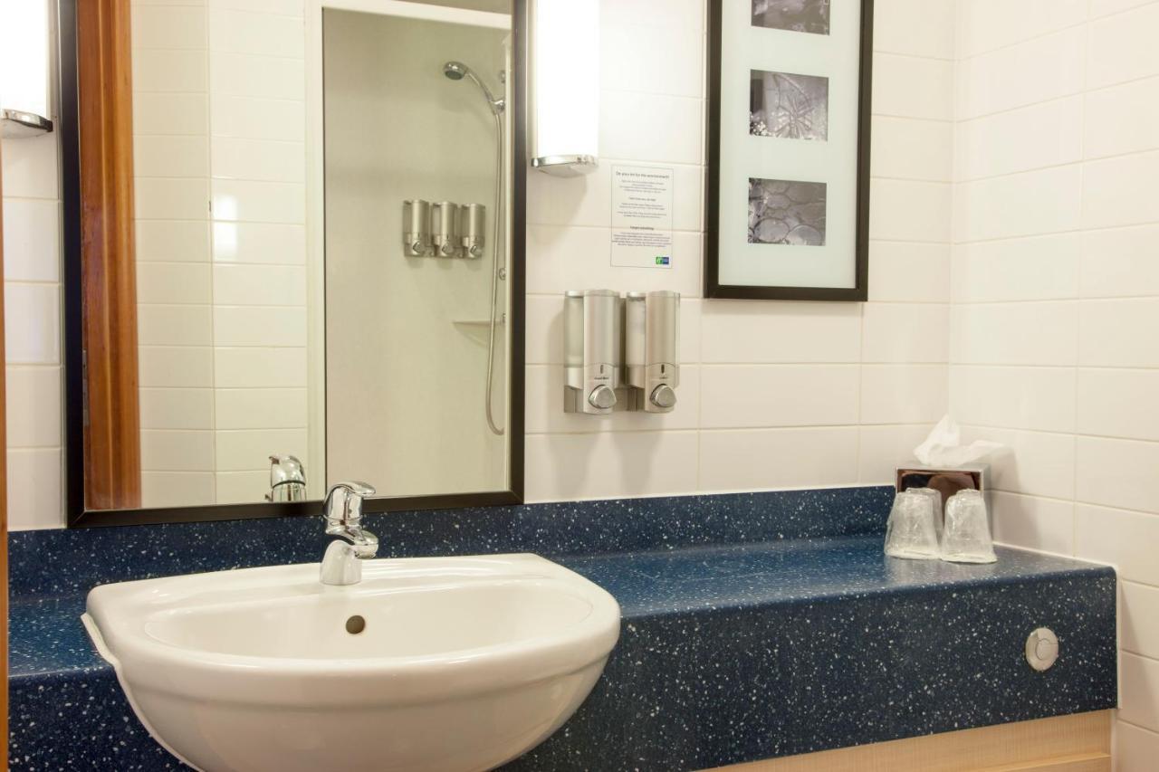 Holiday Inn Express Braintree By Ihg Экстерьер фото
