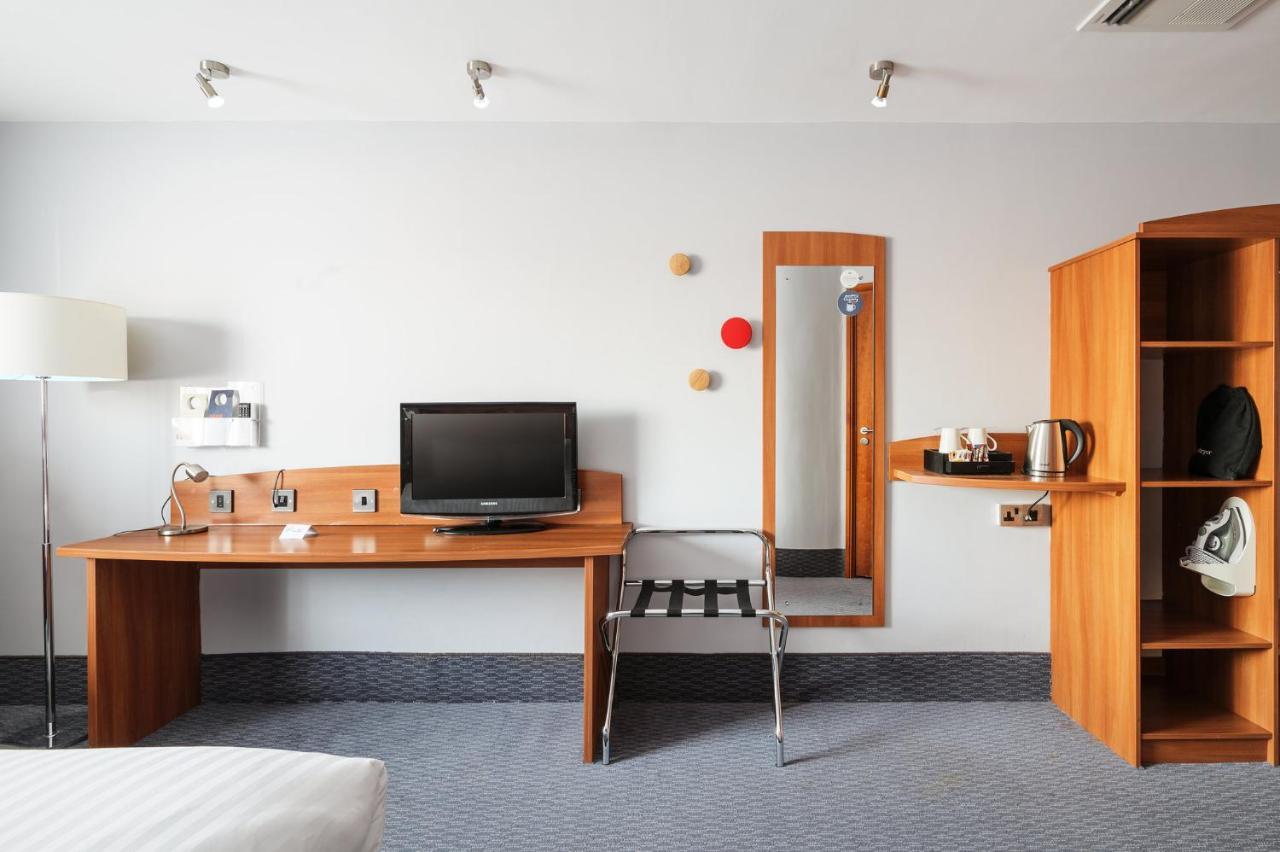 Holiday Inn Express Braintree By Ihg Экстерьер фото