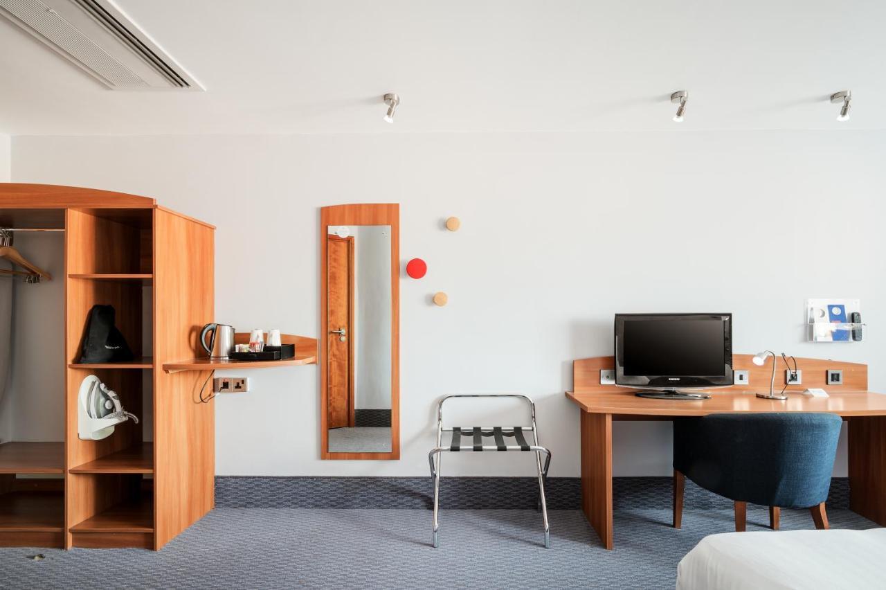 Holiday Inn Express Braintree By Ihg Экстерьер фото