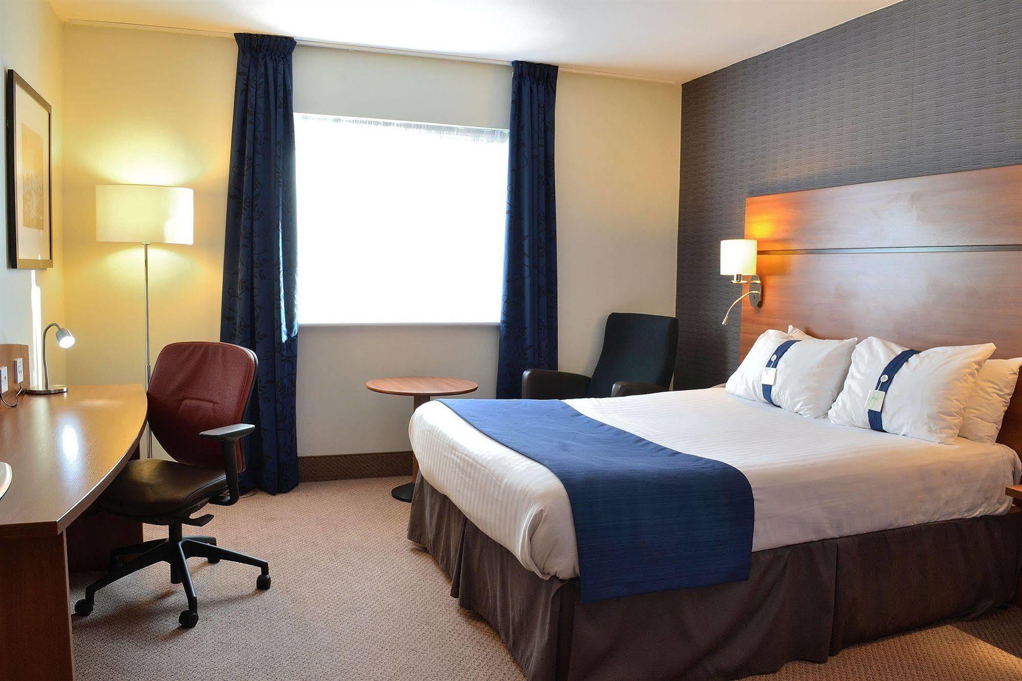 Holiday Inn Express Braintree By Ihg Экстерьер фото